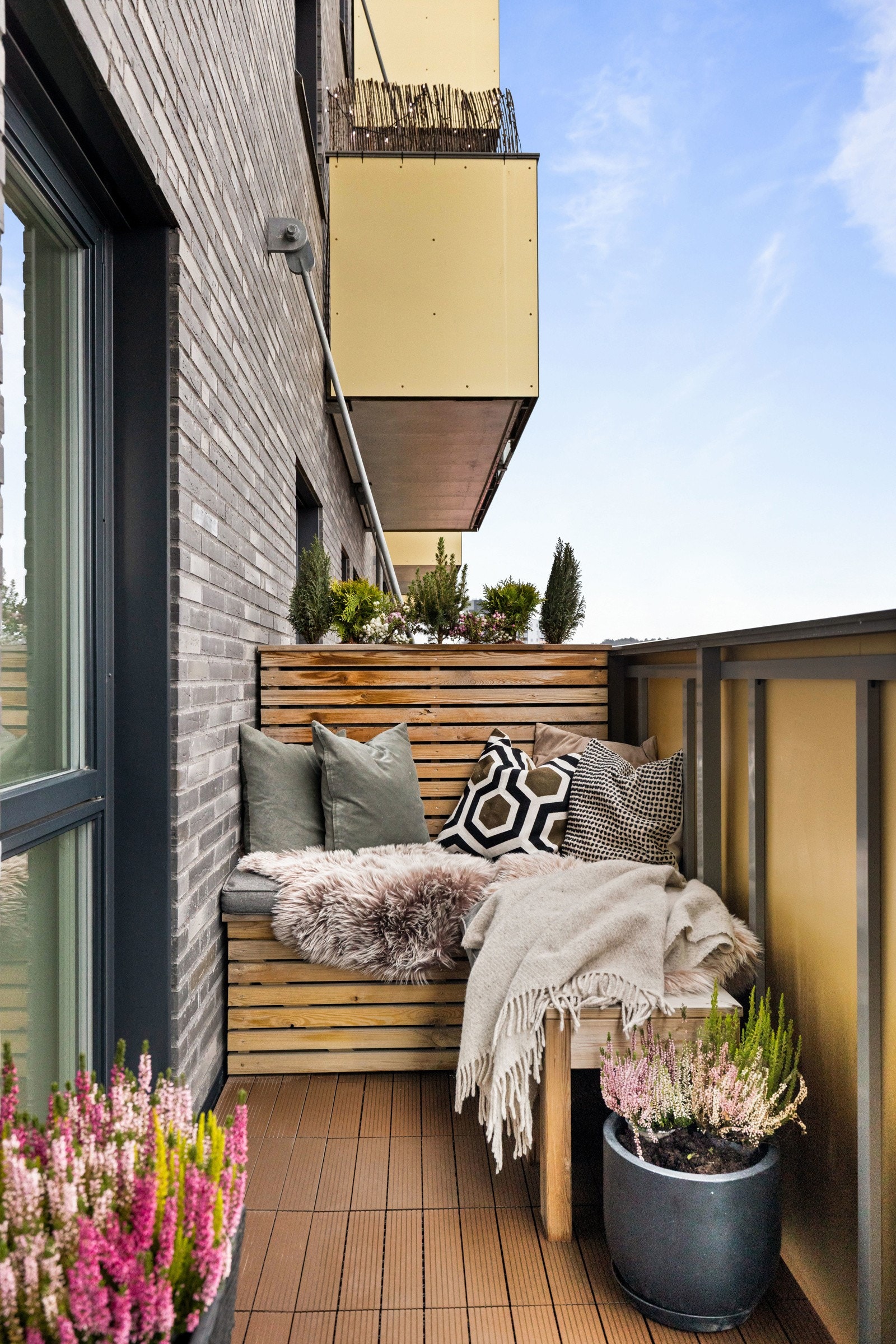 Balkongen fungerer som en fin forlengelse av oppholdsrommet i sommerhalvåret. Galleribilde