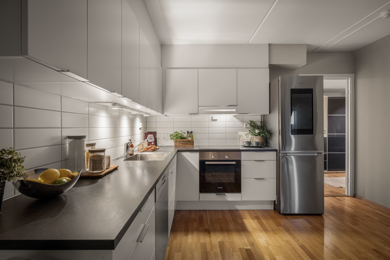 Kjøkkenet er utstyrt med oppvaskmaskin, induksjonstopp, stekeovn, vannstoppsystem og komfyrvakt, samt plass til kjøleskap. Galleribilde