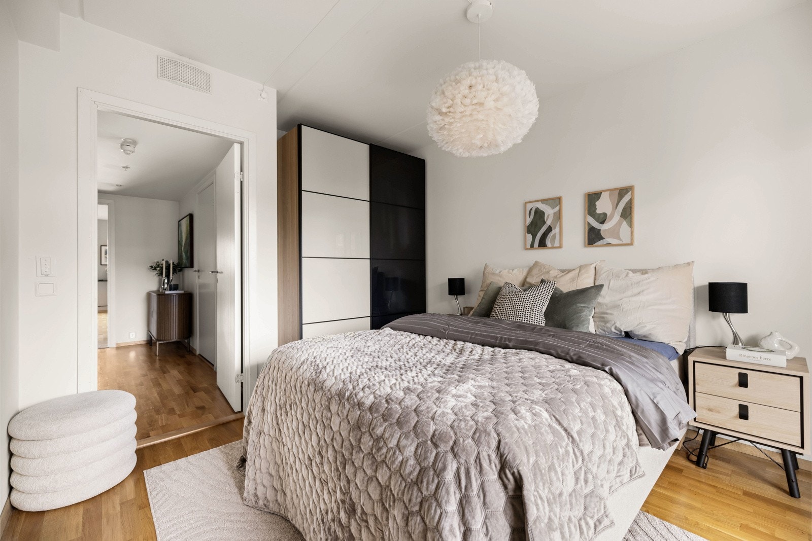 Hovedsoverommet er utstyrt med garderobe med skyvedører. Galleribilde