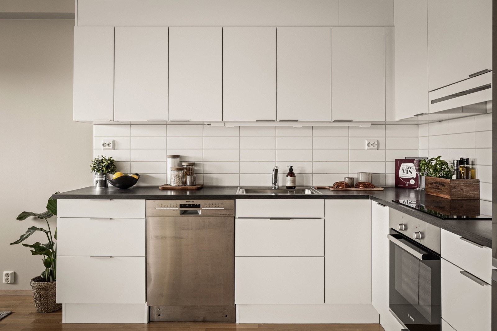 Innredningen har glatte fronter og benkeplate i laminat. Galleribilde