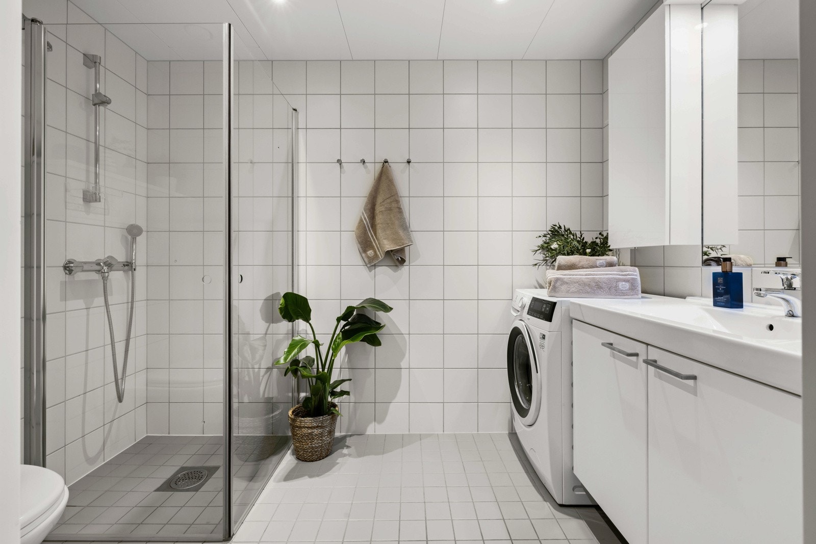 Badet er fra byggeår og har flislagte vegger og gulv med varmekabler. Galleribilde