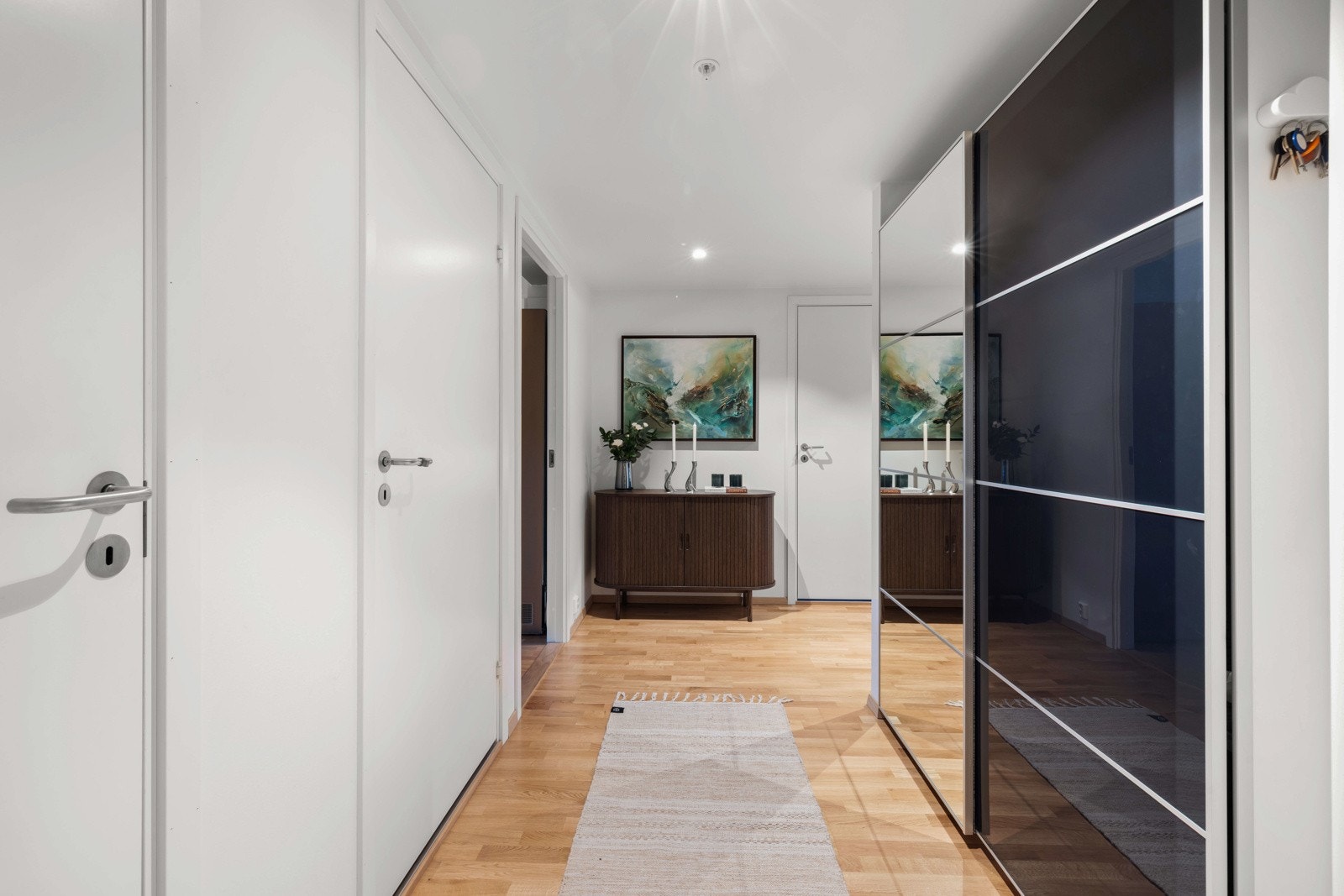 Boligen har en romslig entré med skyvedørsgarderobe. Galleribilde