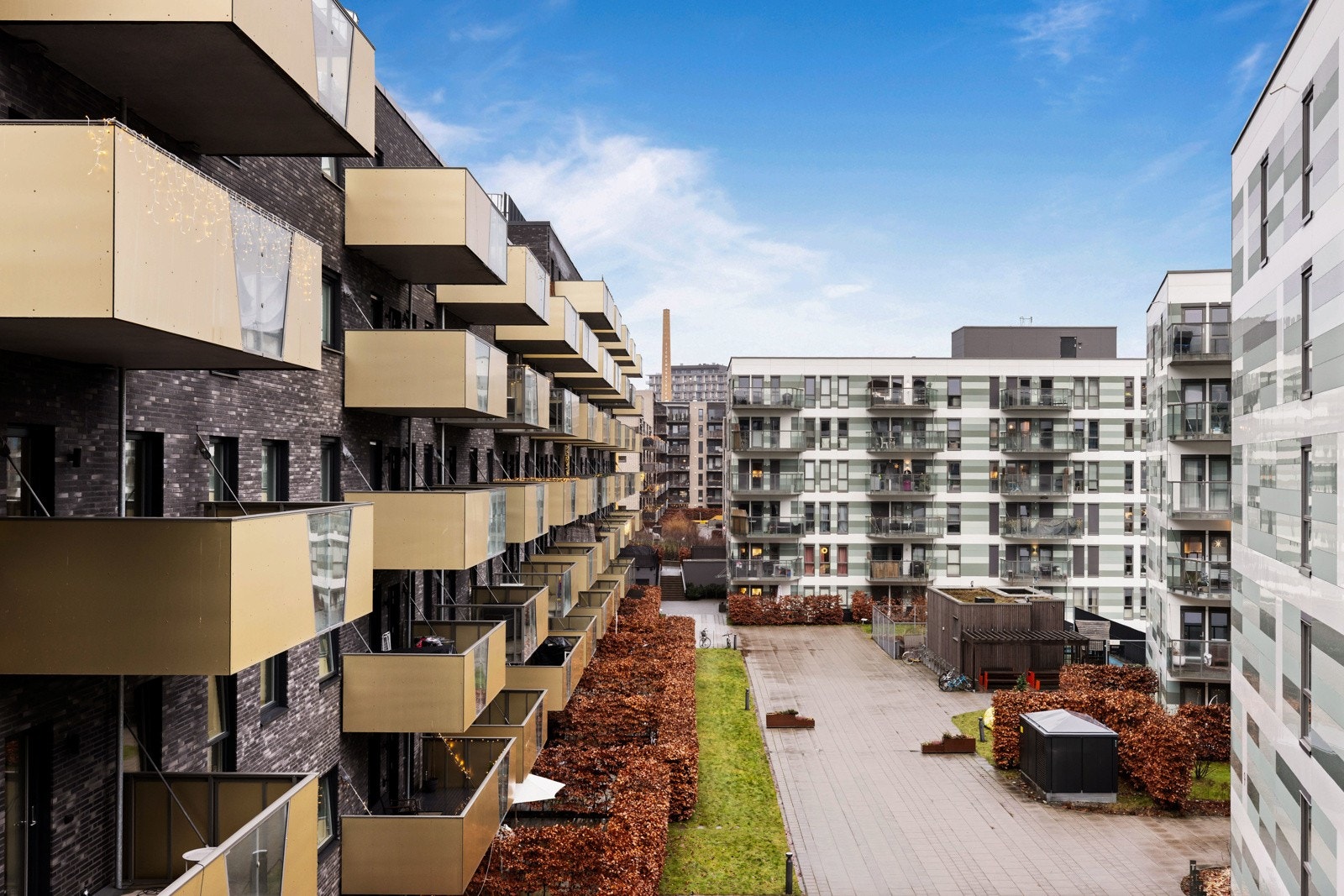 Inngangspartiet har adkomst fra rolig og bilfritt indre gårdsrom. Gårdsrommet er pent opparbeidet med beplantning og sittegrupper for beboerne. Galleribilde