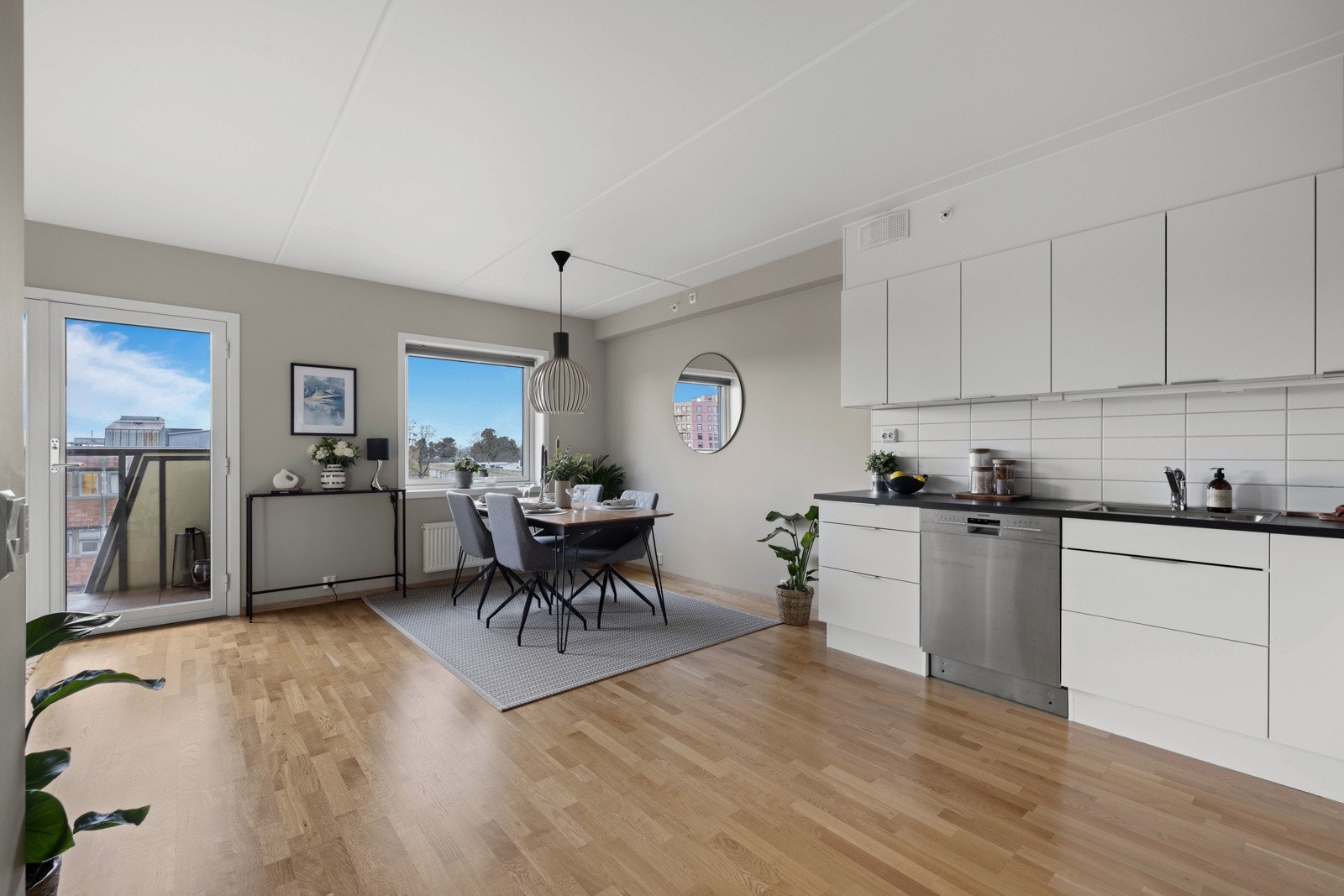 Stuen er malt i 2025 i lyse, beige fargetoner. Galleribilde