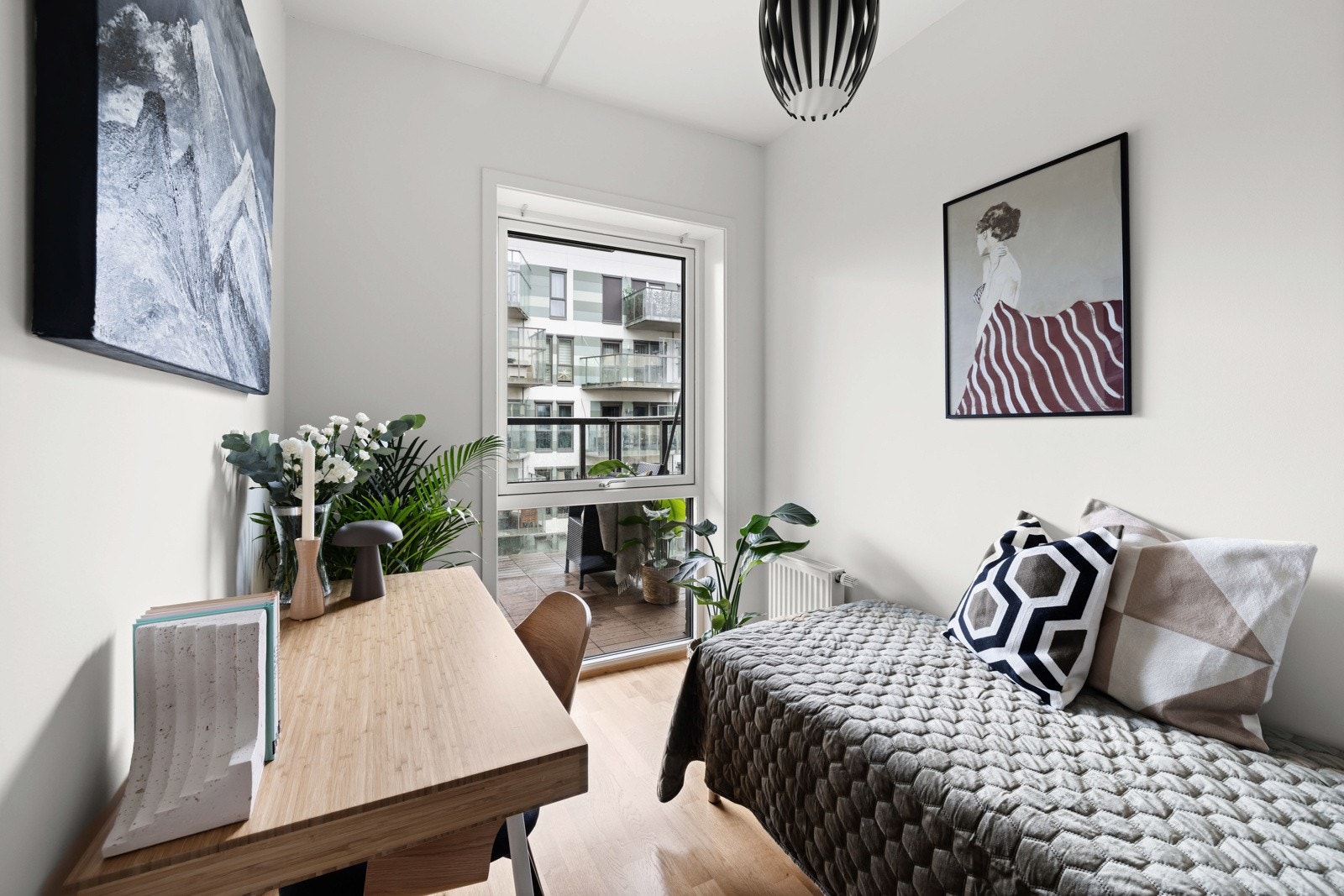 Begge soverommene vender mot rolig og bilfritt indre gårdsrom. Galleribilde