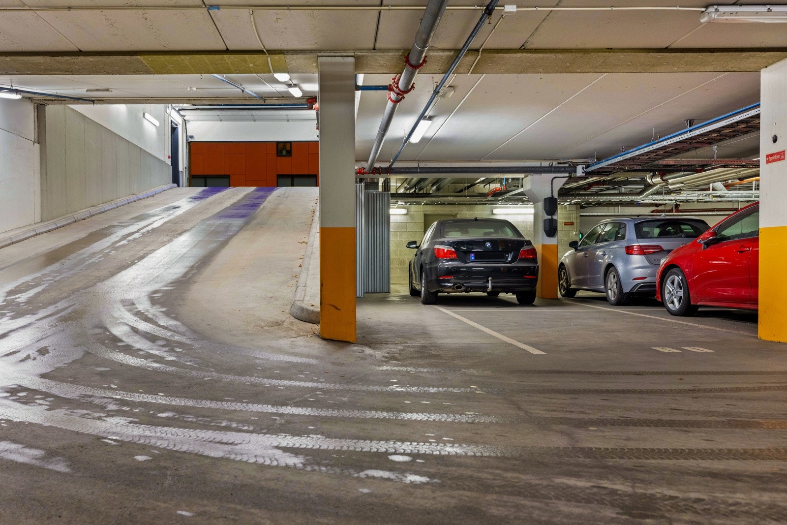 Selger eier en garasjeplass i felles garasjeanlegg som kan kjøpes separat for kr 400.000. Galleribilde