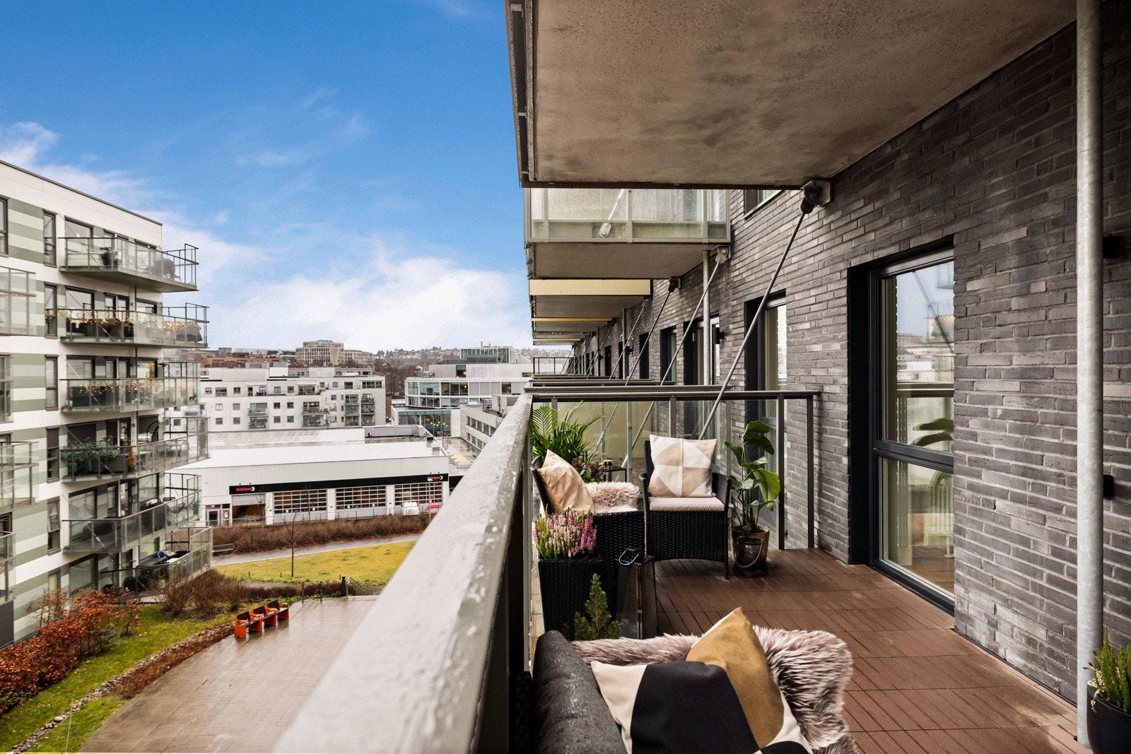 Denne balkongen vender mot indre gårdsrom. Med to balkonger på hver sin side av bygget har leiligheten sol fra morgen til kveld (09-21). Galleribilde