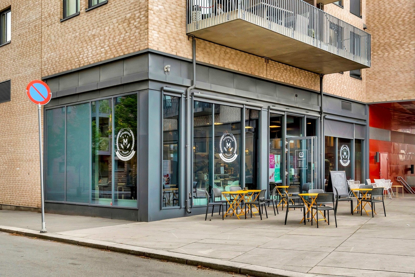 Ca. 250 meter unna boligen ligger det populære nabolagsbakeriet Boulangerie M, som blant annet serverer italiensk pizza. Galleribilde