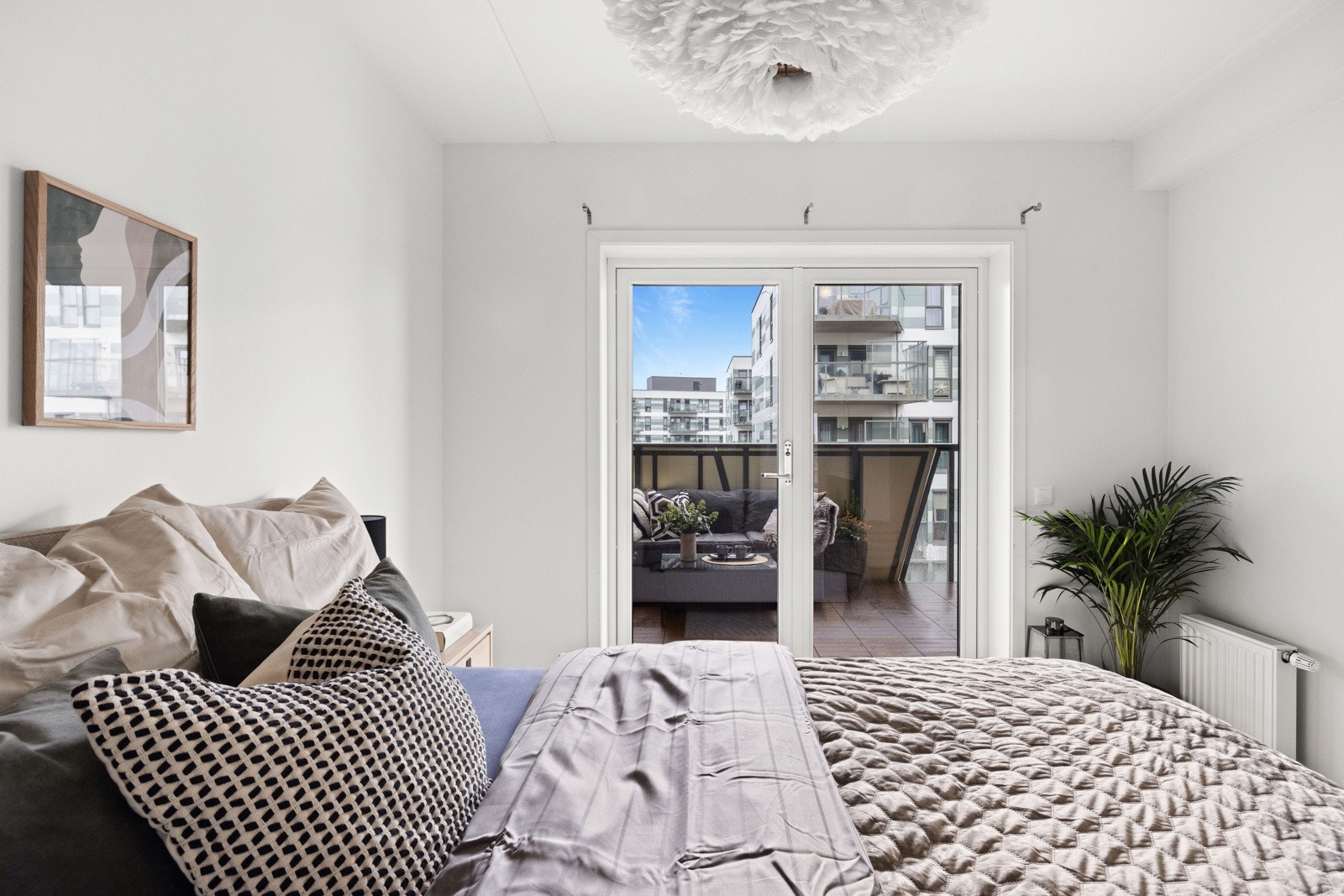 Hovedsoverommet er lyst og har god plass til dobbeltseng med tilhørende nattbord. Galleribilde