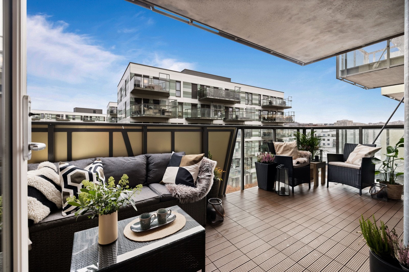 En lys og gjennomgående 3-roms selveierleilighet med to romslige balkonger, beliggende i et moderne bygg fra 2018. Galleribilde