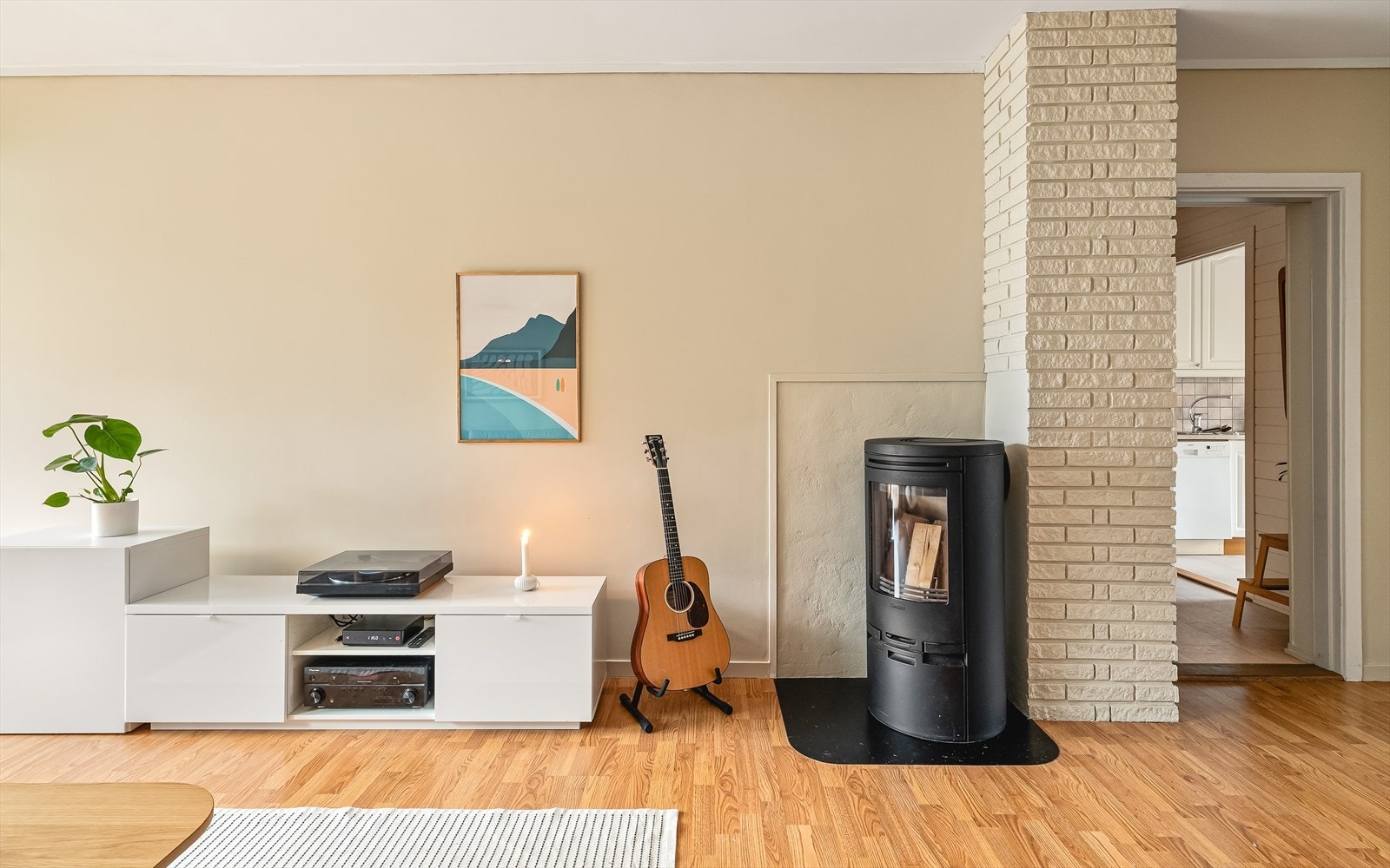 Mye er inkludert i felleskostnadene, blant annet: kommunale avgifter, eiendomsskatt, byggforsikring og kabel-tv og internett (fiber). Galleribilde