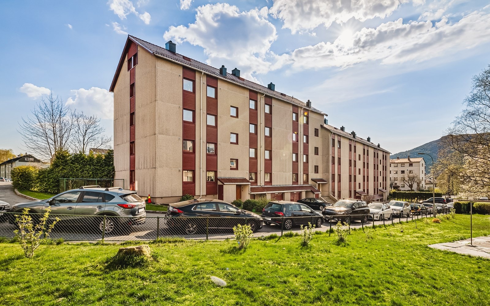 Søndre Erleveien Boliglag A/S består av til sammen 75 leiligheter i lavblokker. Galleribilde