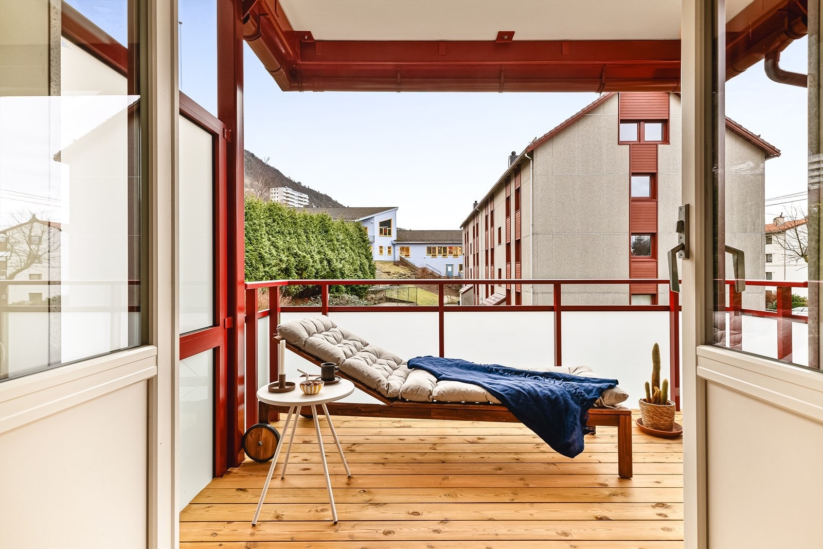 Fra stuen er det utgang til den sørvendte altanen på 7,8 kvm. Galleribilde