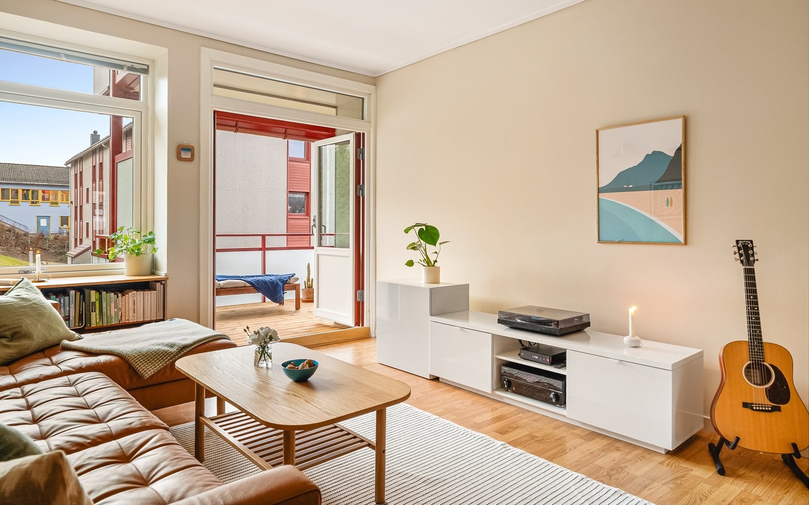 Leiligheten har en trivelig lys stue på 22,5 kvm. Stuen har store vindusflater vendt mot sør. Galleribilde