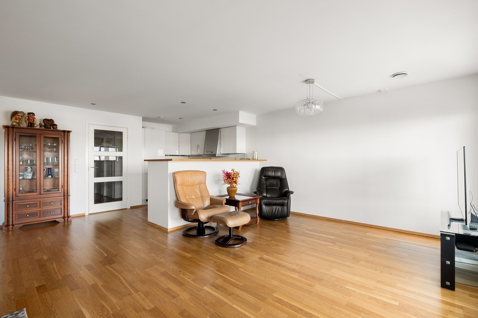 Stuen har flere soner hvor man kan ha forskjellige møbleringsalternativ. Galleribilde