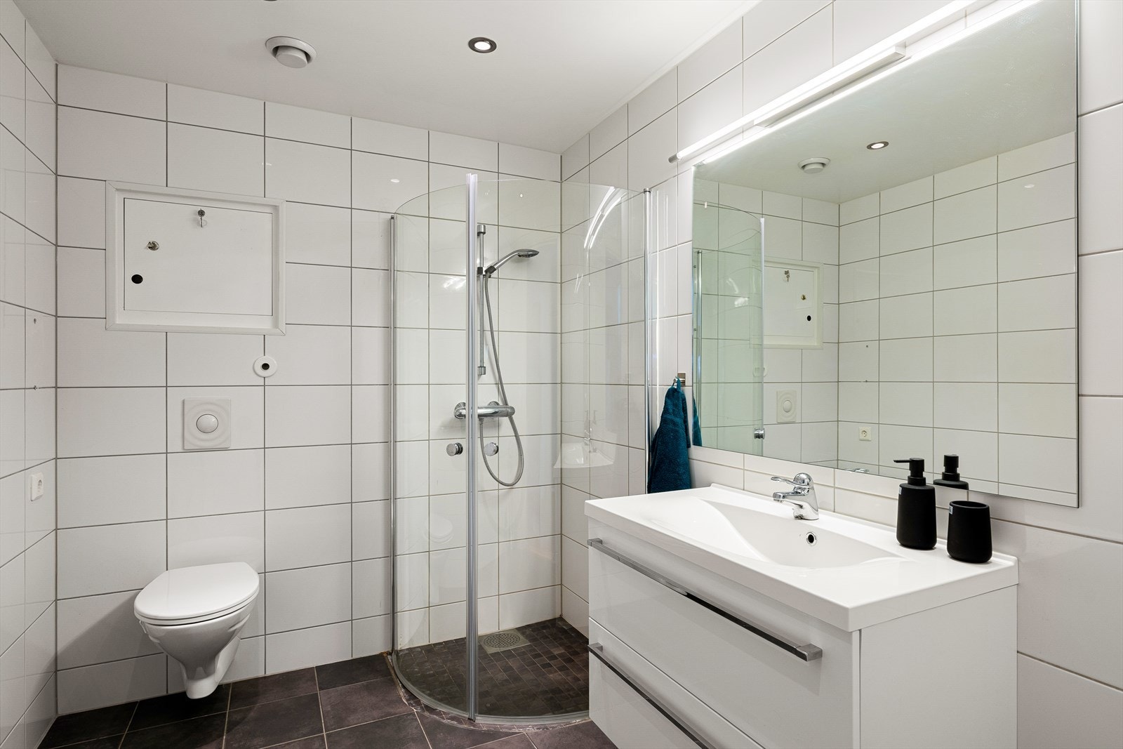 Romslig, flislagt baderom. Galleribilde