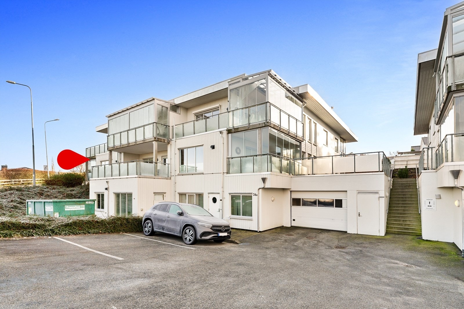 Bildet viser fasade fra fremsiden. Leiligheten ligger i høy 1. etasje. Galleribilde