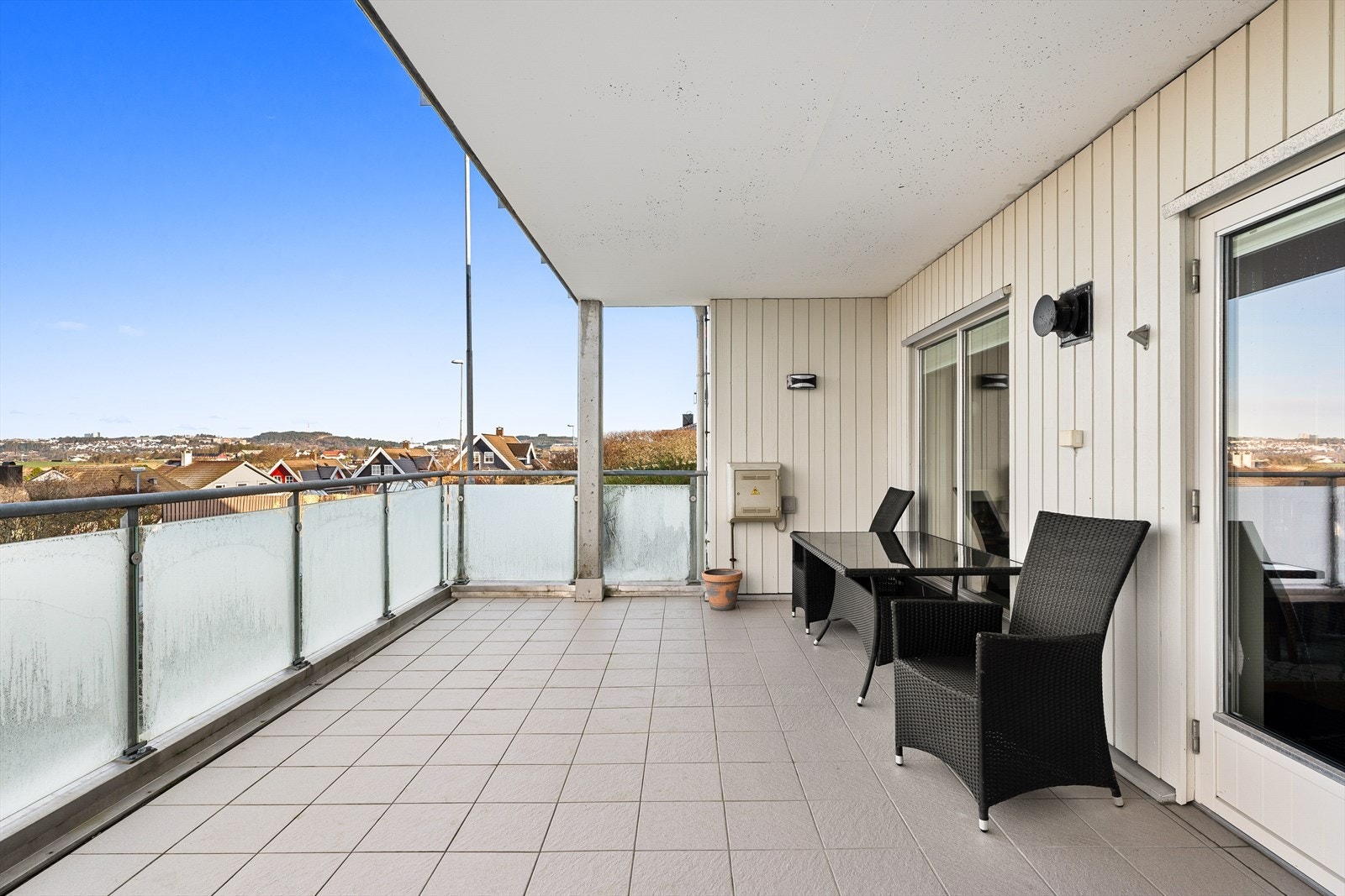 Balkongen har praktiske fliser. Galleribilde