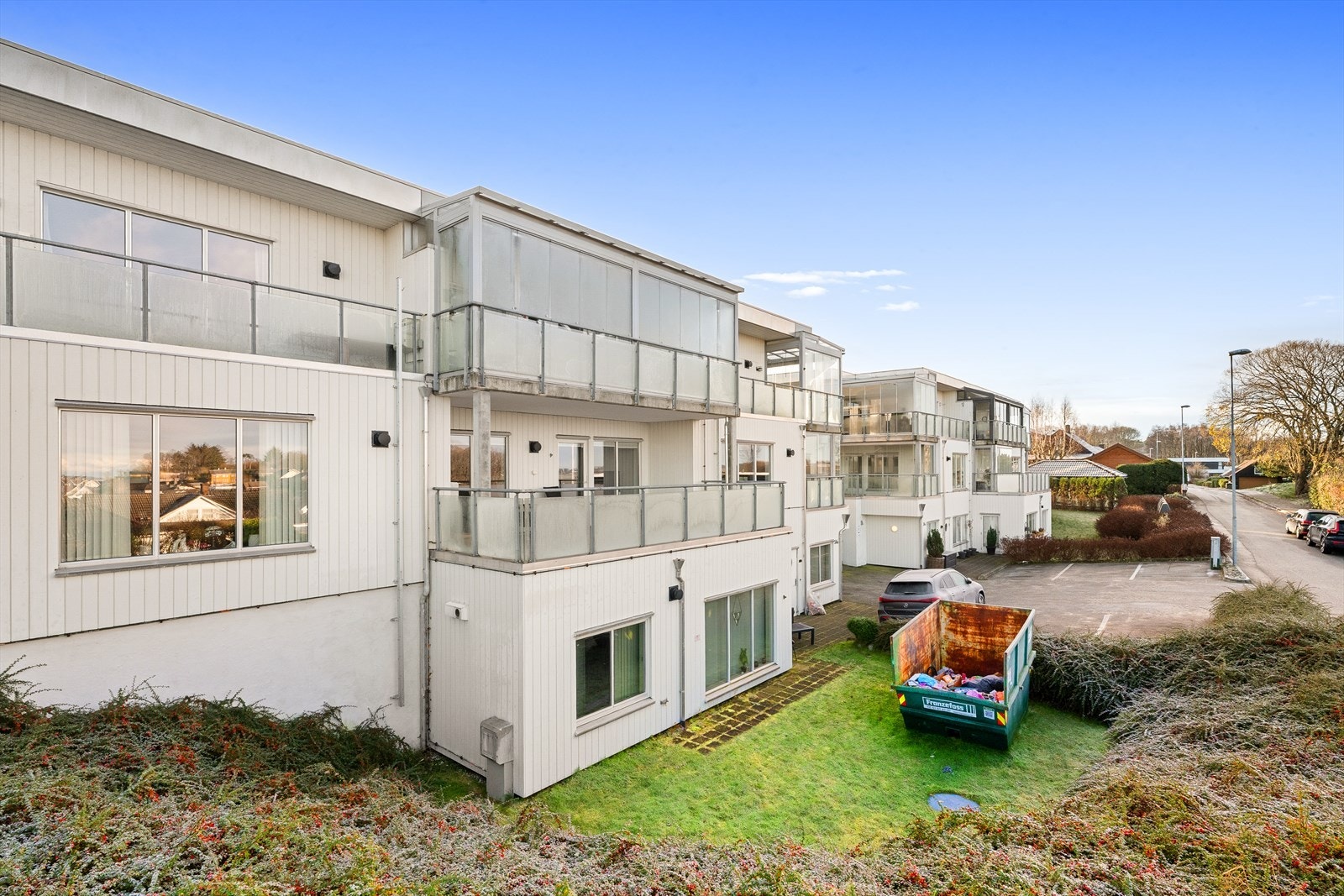 Det er gjesteparkering på fremsiden. Galleribilde