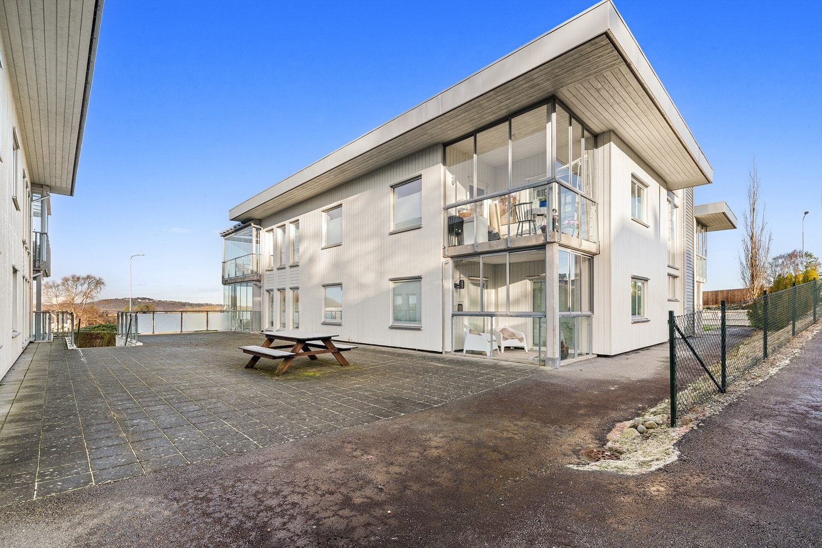 Inngangspartiet ligger på baksiden - det er heis direkte fra underetasjen. Galleribilde