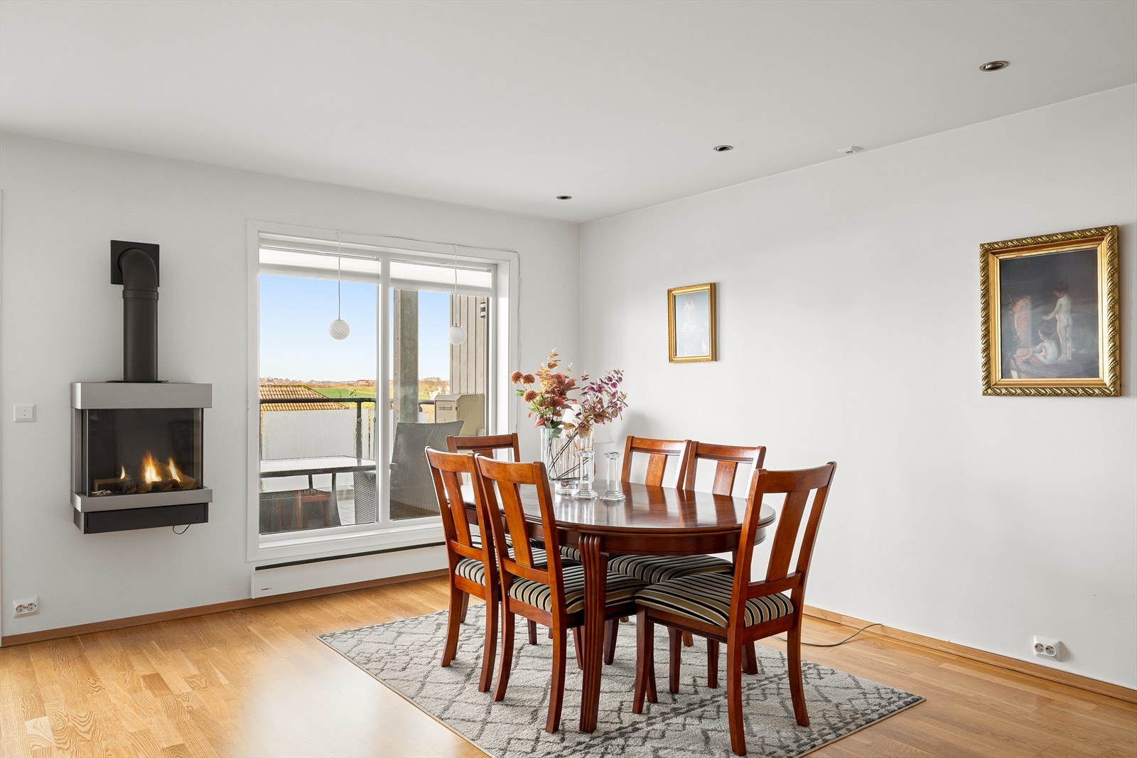 Store vinduer slipper inn den flotte utsikten. Galleribilde