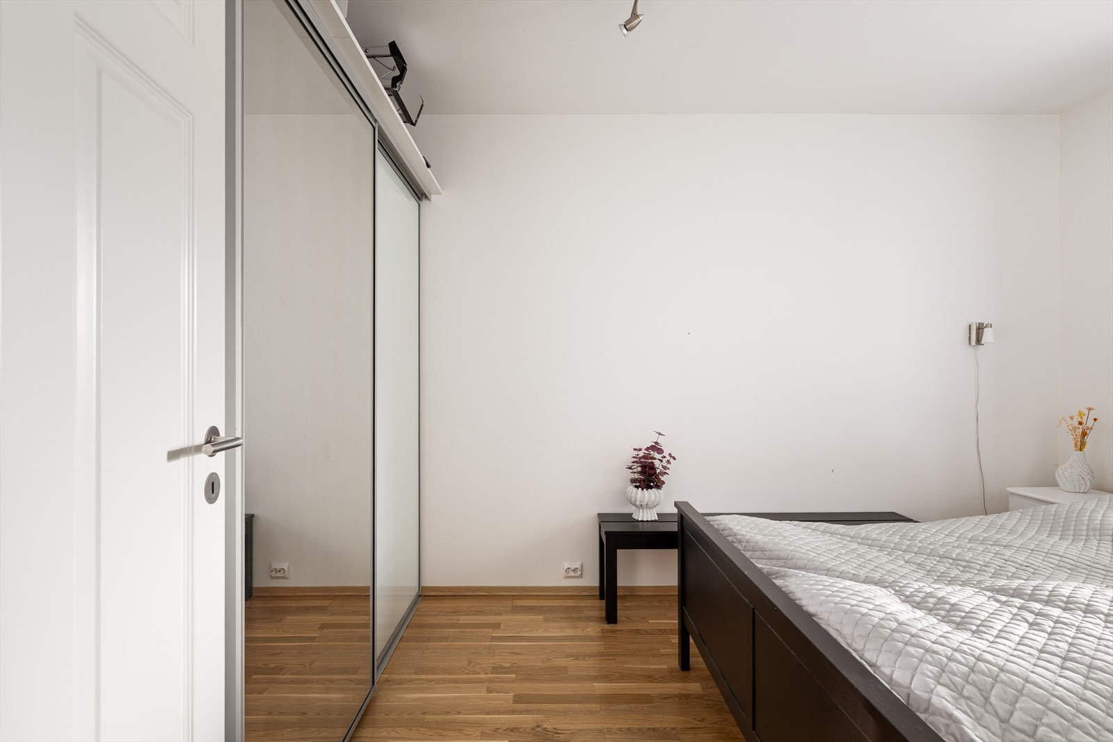 Det er skyvedørsgarderobe. Galleribilde