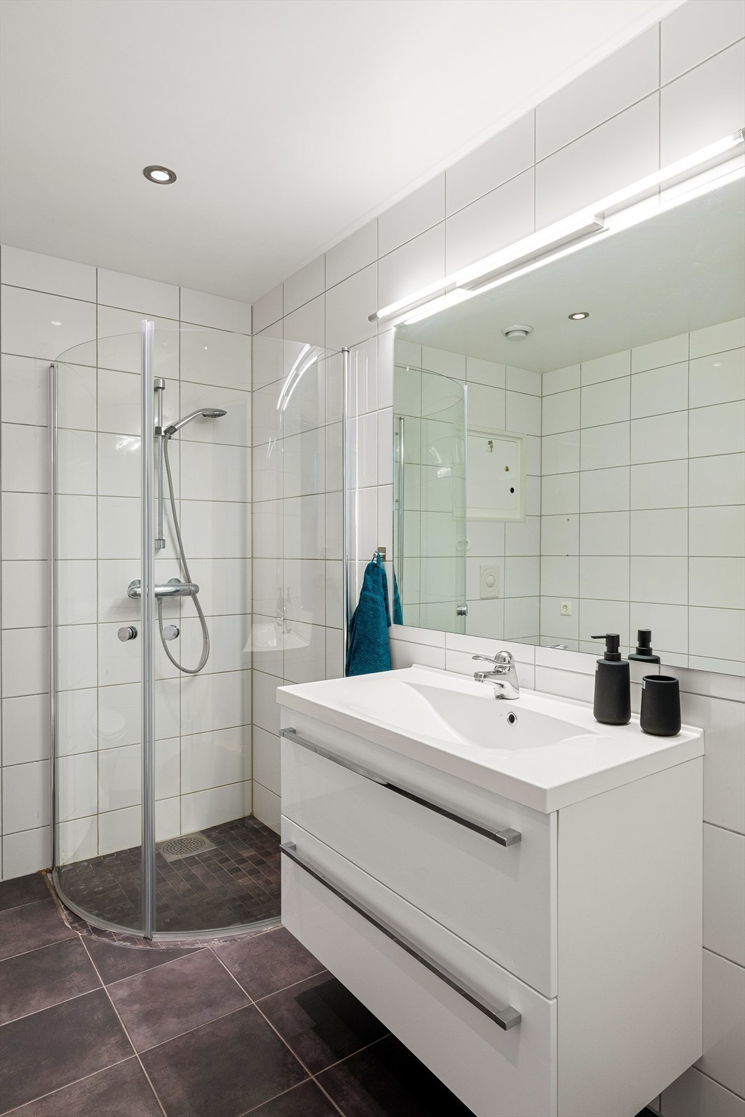 Rommet er innredet med baderomseksjon med skuffeinnredning, dusjhjørne og vegghengt toalett. Galleribilde