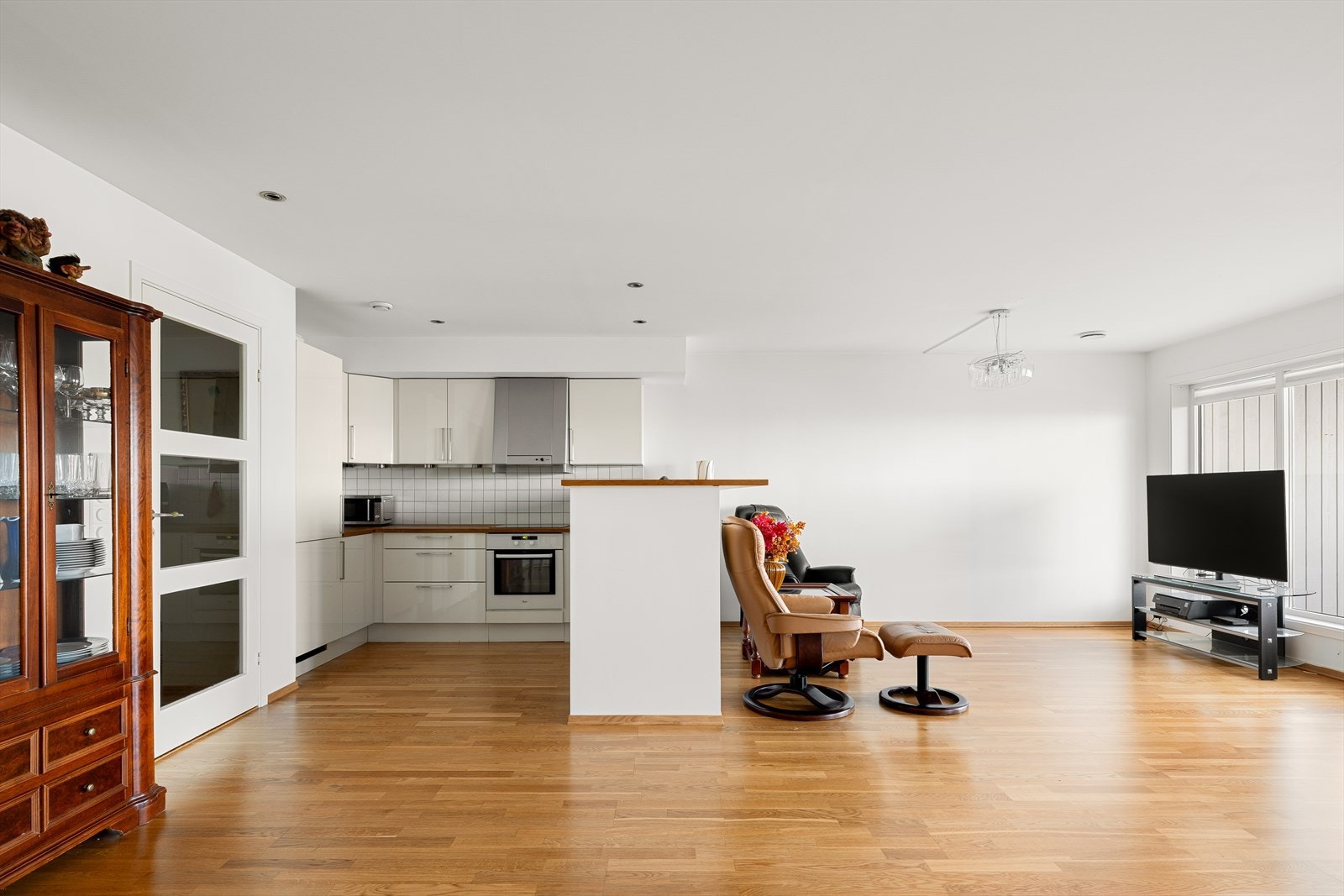 Kjøkkenet ligger i en praktisk åpen løsning mot stuen. Galleribilde