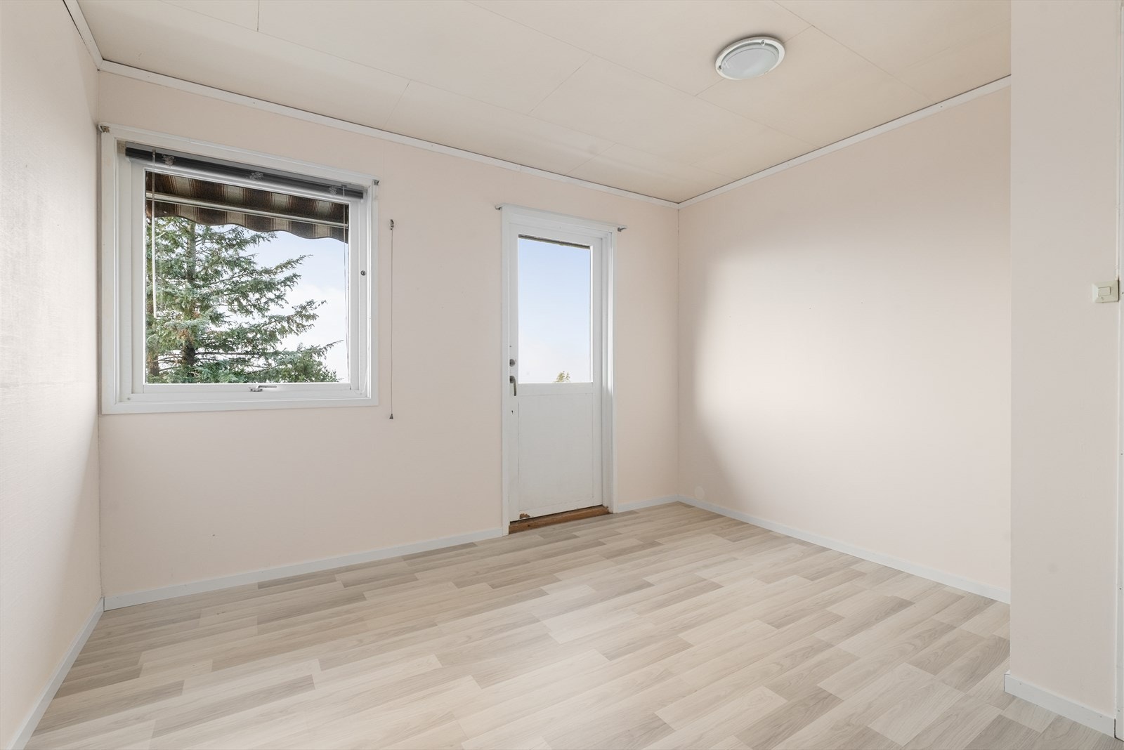 Soverommene er lyse og romslige, med god plass til soveromsmøblement. Fra hovedsoverommet er det utgang til romslig veranda mot vest. Galleribilde