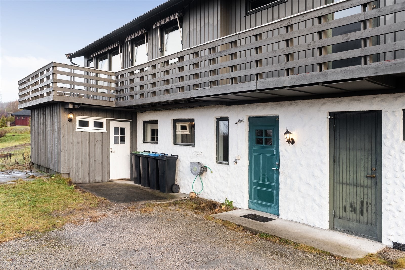 Romslig tomt i skrånende terreng, pent opparbeidet med gressplen, tujahekk og diverse beplantning. Gruset innkjørsel og gårdsplass. Galleribilde