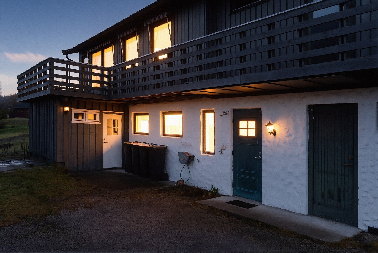 Boligen innehar en fin planløsning over to etasjer. Bildet er redigert for å fremheve stemningen på kveldstid. Faktiske lysforhold kan variere. Galleribilde