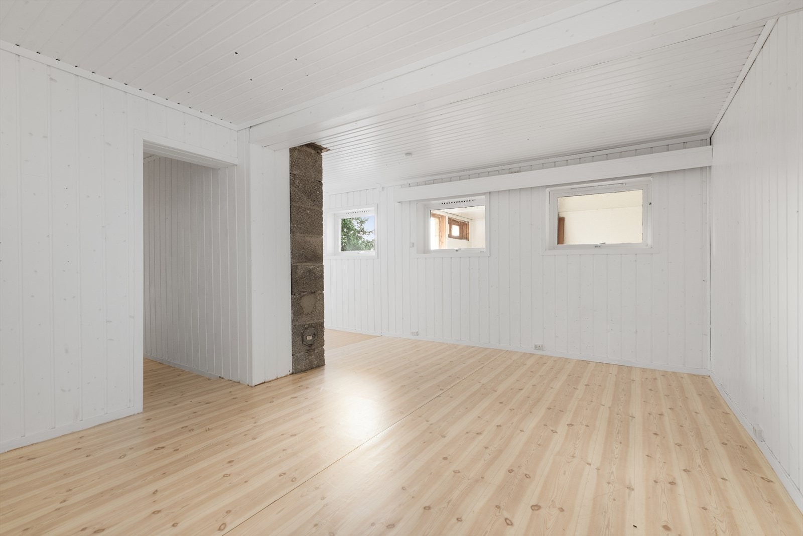 Lys og romslig kjellerstue i underetasjen, med god plass til sofagruppe og kontorplass. Galleribilde