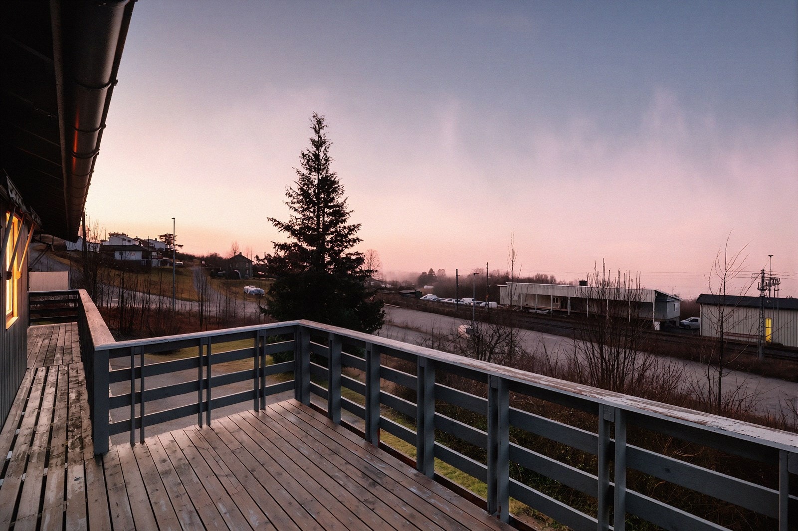 Romslig tomt med flott utsikt og gode solforhold! Bildet er redigert for å fremheve stemningen på kveldstid. Faktiske lysforhold kan variere. Galleribilde