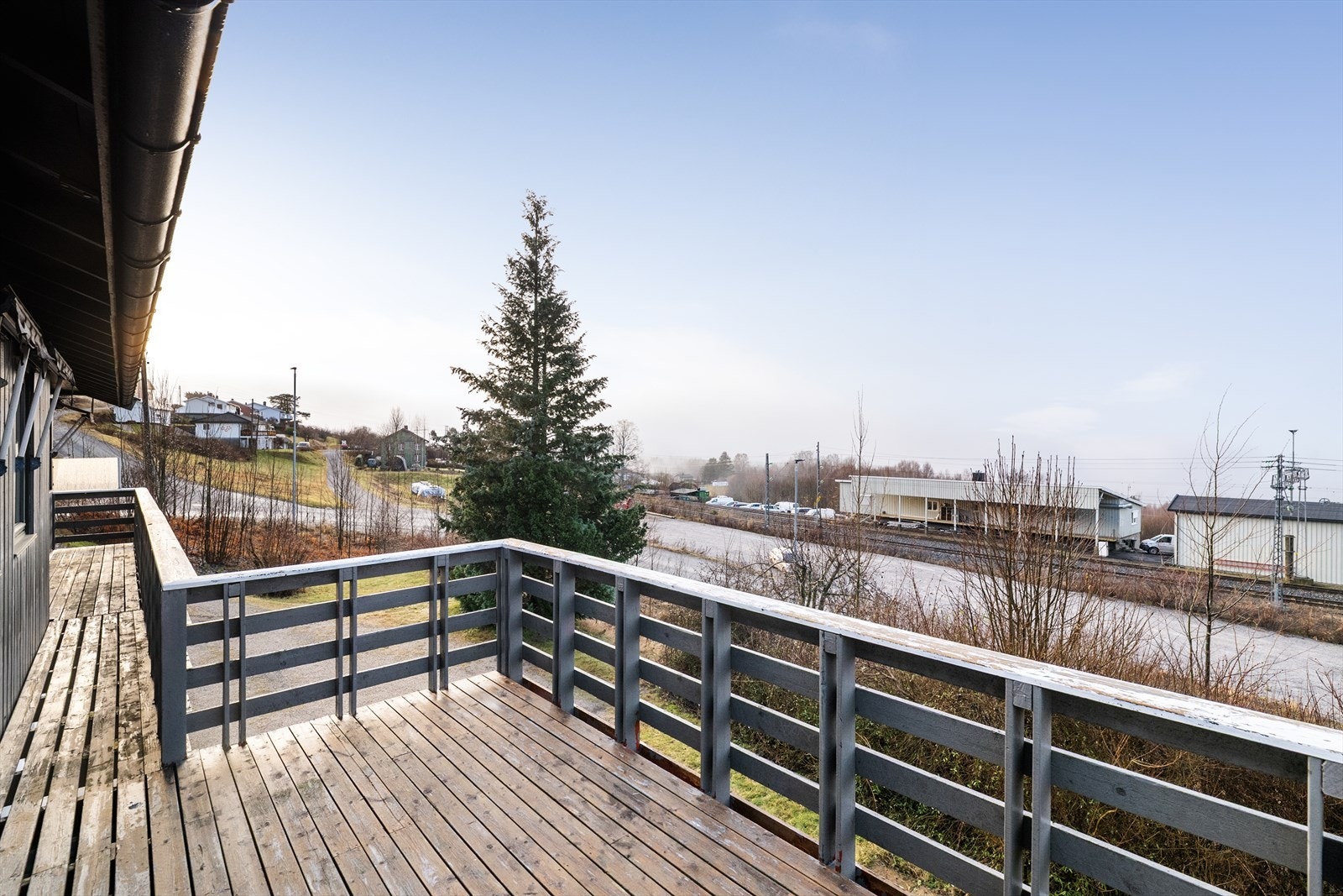 Stuen har malt verandadør i tre, med utgang til romslig veranda mot vest. Denne ligger høyt og fritt til, med gode solforhold og flott utsikt! Galleribilde