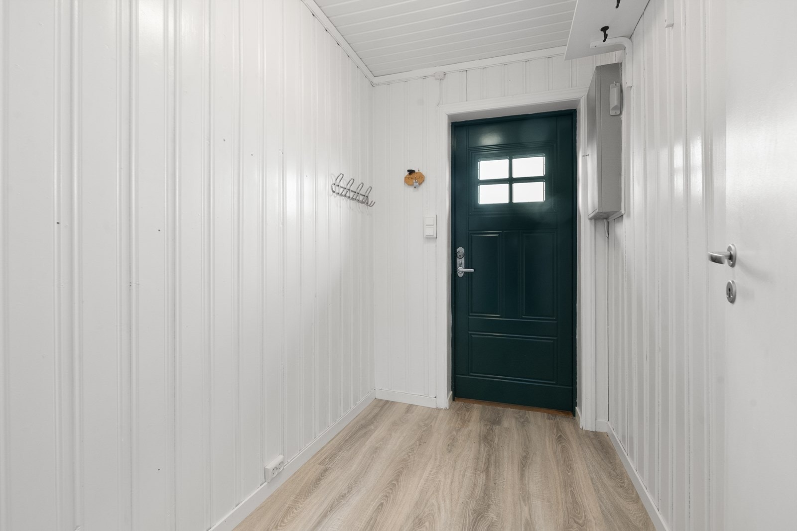 Lys og romslig entré med fin plass til oppbevaringsmøblement for sko- og yttertøy. Galleribilde