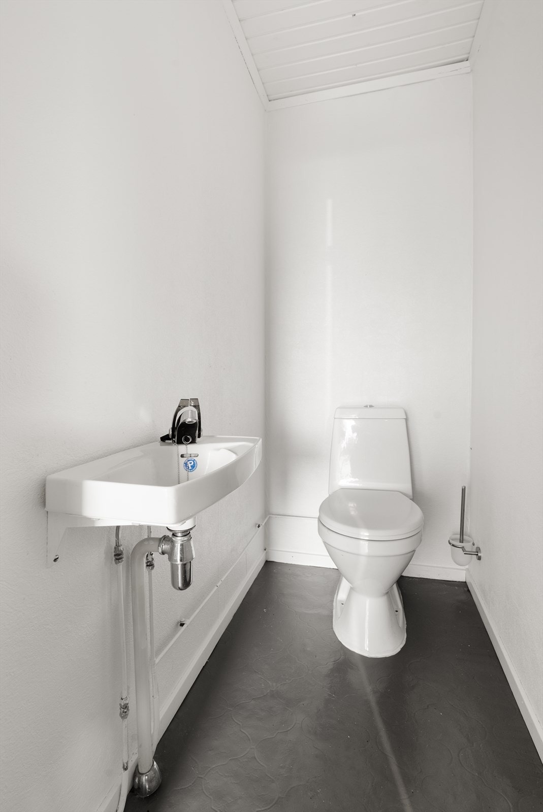 I underetasjen er det etablert et separat toalettrom, som er utstyrt med gulvmontert toalett og vegghengt servant. Galleribilde