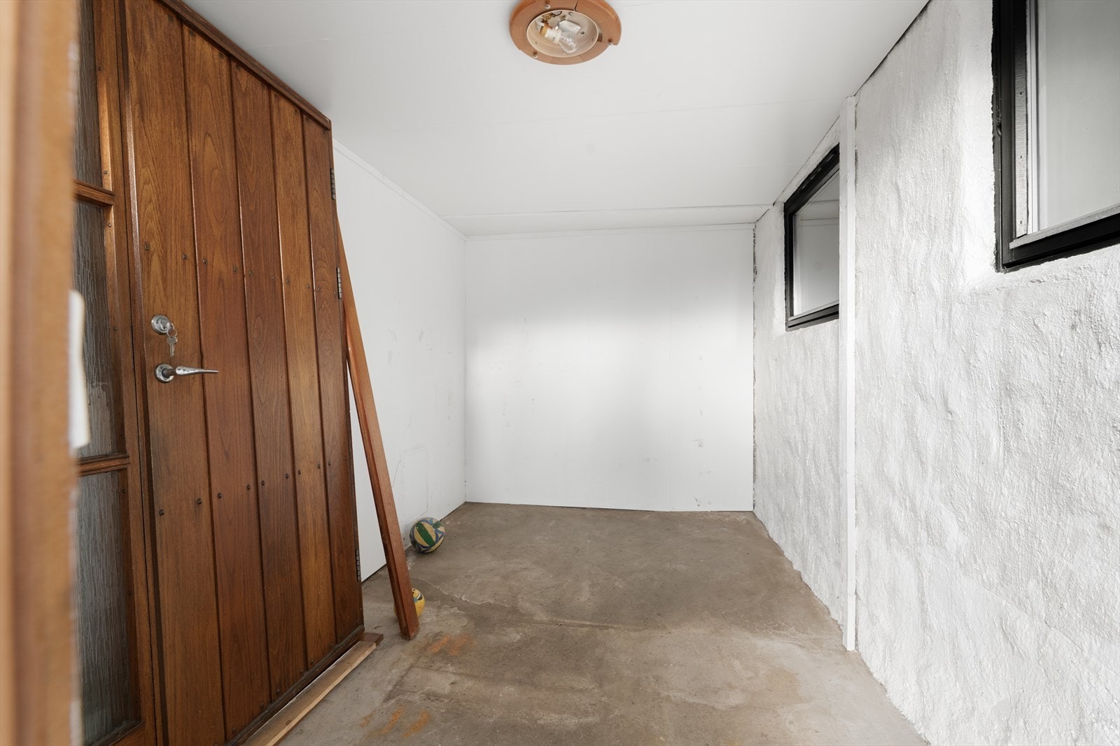 Under utvidet del av veranda er det etablert en isolert bod med innlagt strøm og utvendig adkomst. Galleribilde