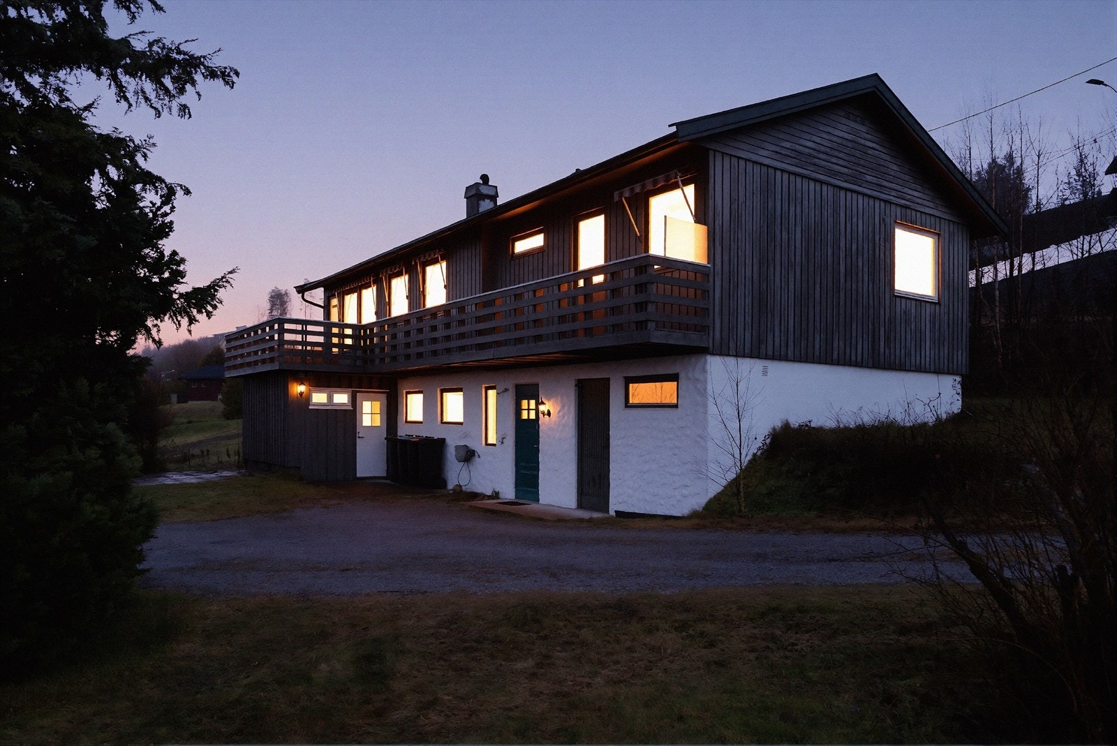 Bjørnskåsvegen 2 ligger fint og sentralt til på Nordagutu. Bildet er redigert for å fremheve stemningen på kveldstid. Faktiske lysforhold kan variere. Galleribilde