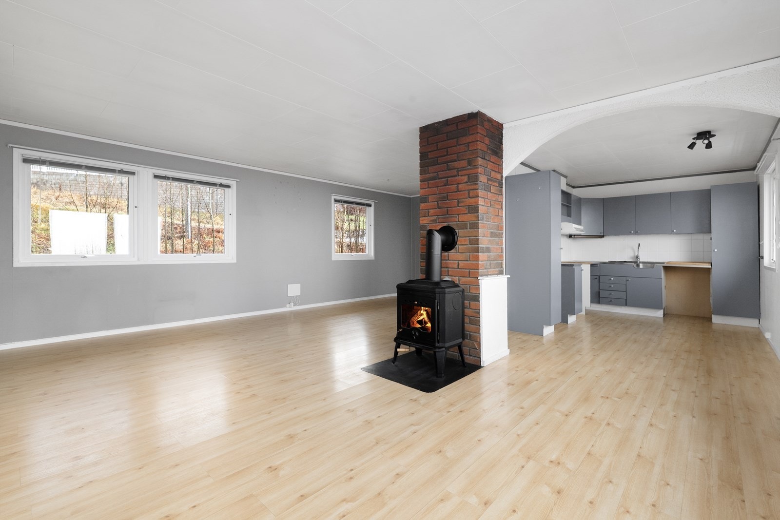 Stuen har fine soner for møblering, med god plass til både sofagruppe og spisestue. Utvendig er det montert vindusmarkiser for solskjerming. Galleribilde