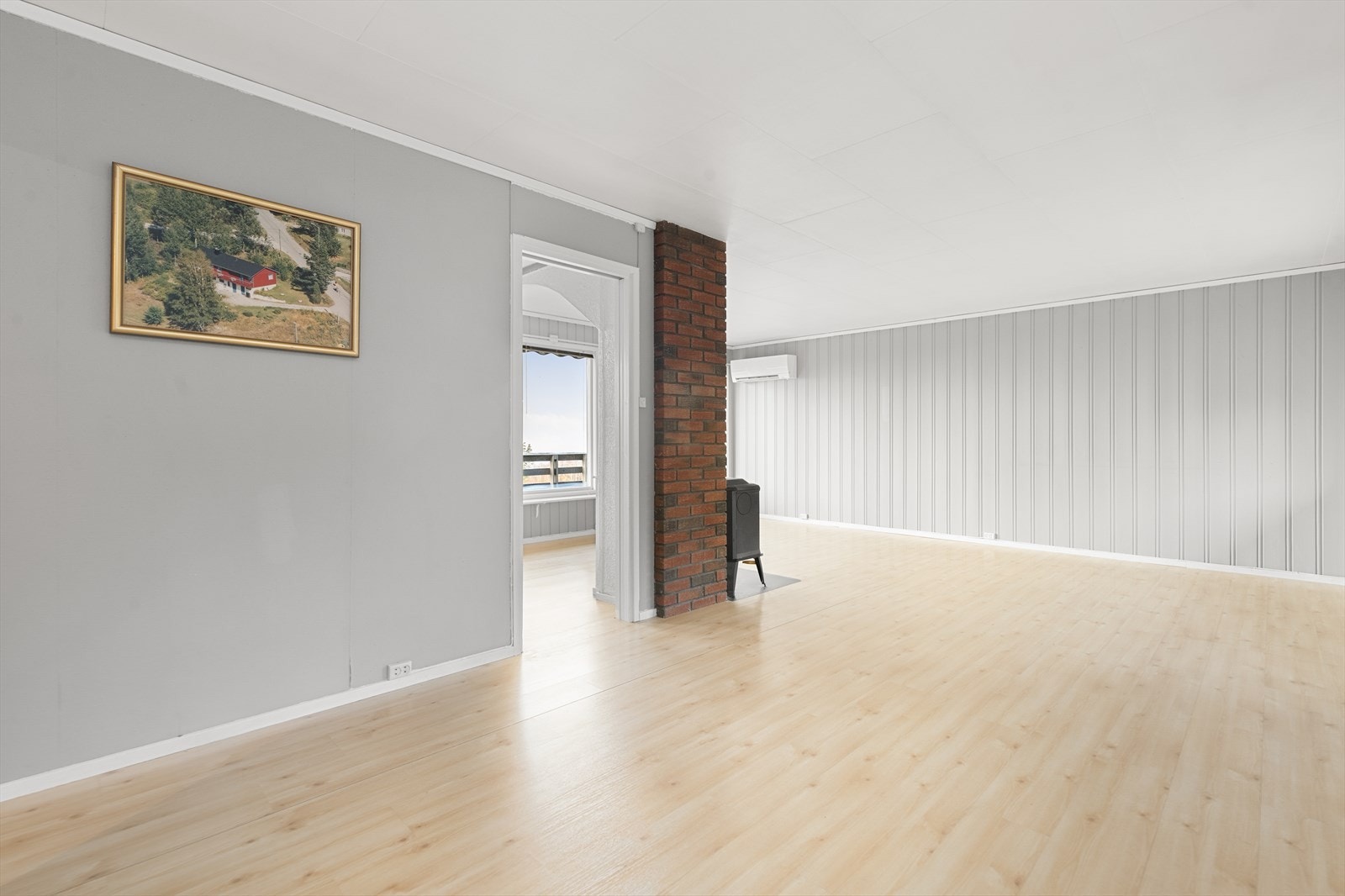 I stuen er det etablert ildsted, med vedovn som sørger for lun og god varme. Det er for øvrig installert varmepumpe i 2011. Galleribilde