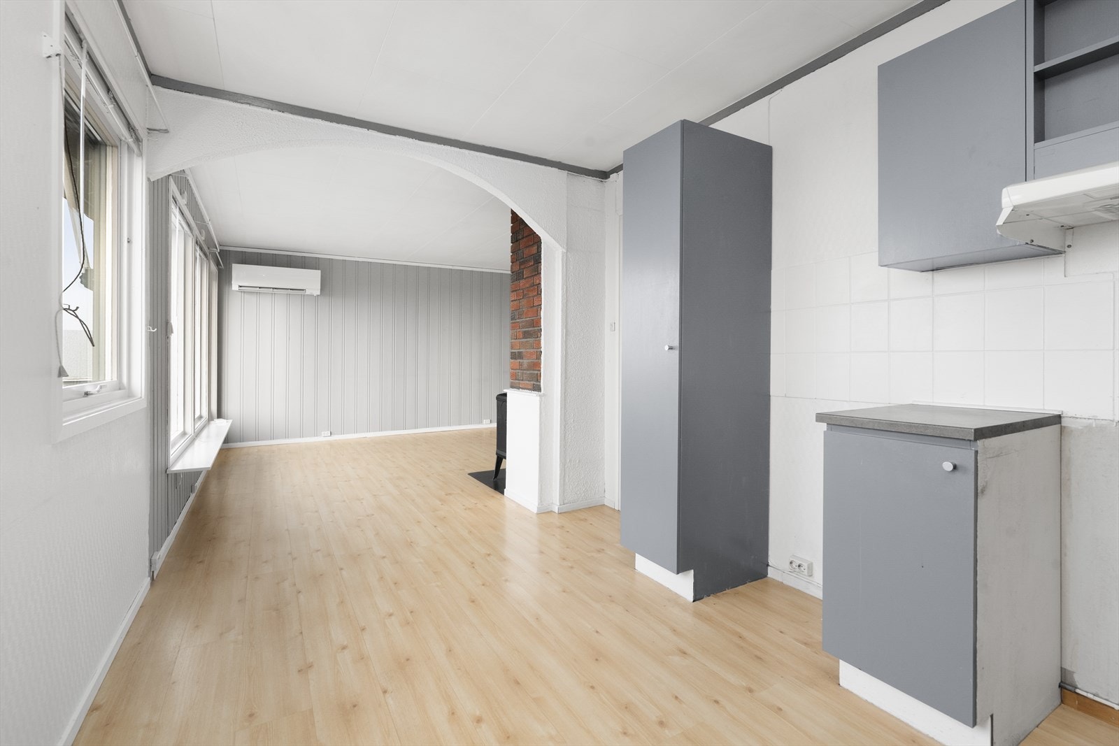 Kjøkkenet har opplegg for oppvaskmaskin, og det er avsatt plass til frittstående hvitevarer. Over kokesonen er det montert ventilator med avtrekk ut. Galleribilde