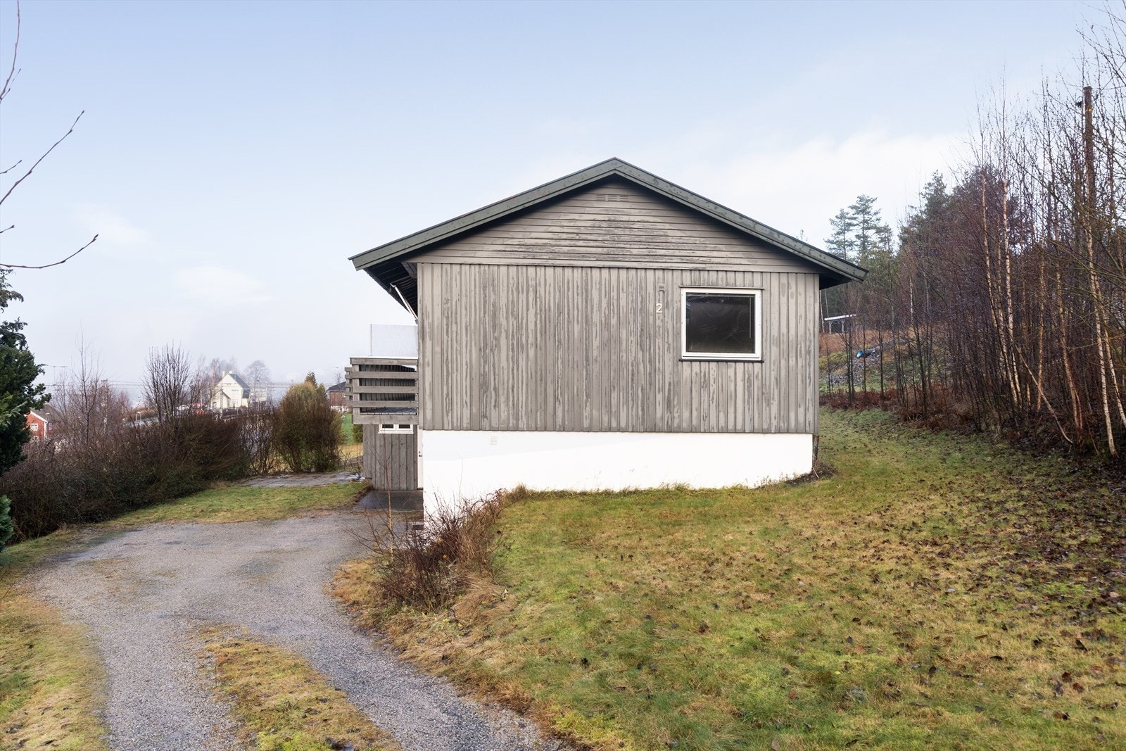 Fra boligen er det gangavstand til dagligvareforretningen Joker og Nordagutu stasjon. Det er også kort vei til barnehage og idrettsanlegg. Galleribilde