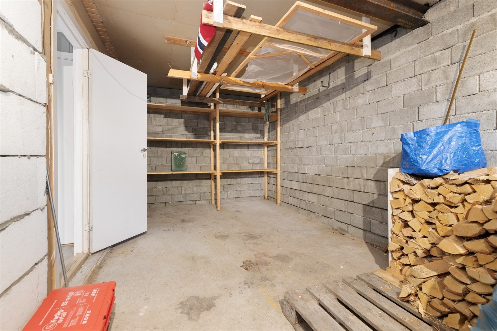 Godt med lagringsplass i tidligere tilliggende garasje, som nå er innlemmet som en del av boligen og omgjort til bod (ikke omsøkt). Galleribilde