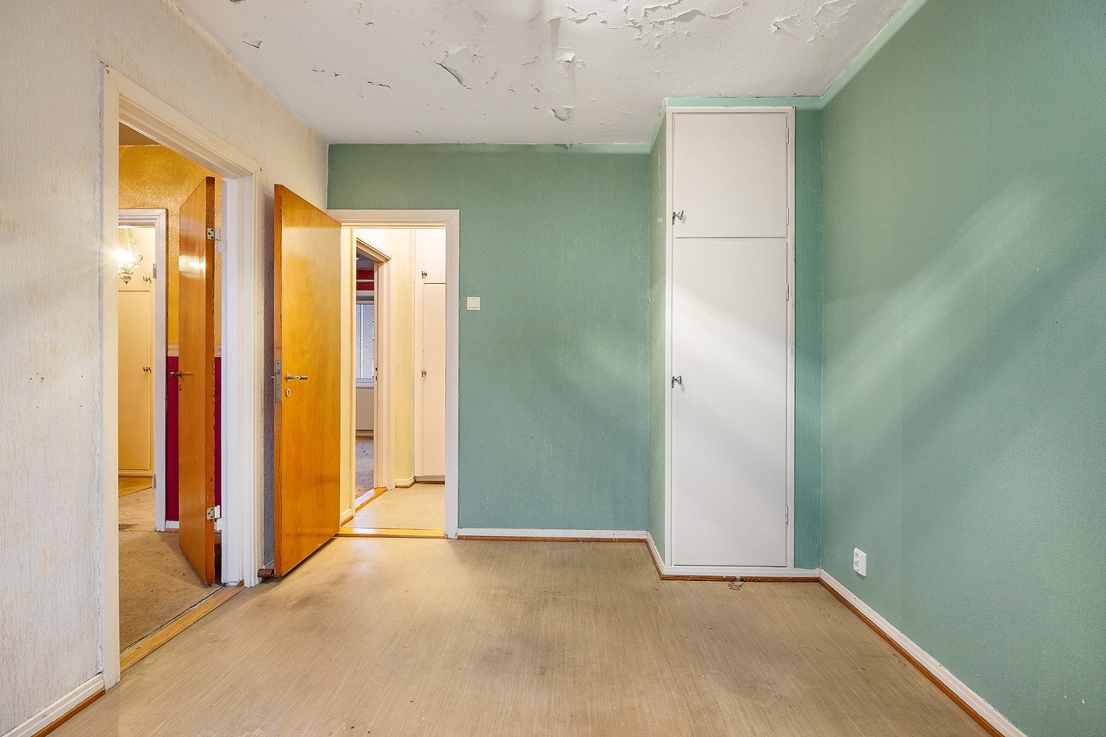 Godt soverom med plass til dobbeltseng og øvrig møblement. Plassbygd garderobeskap. Galleribilde