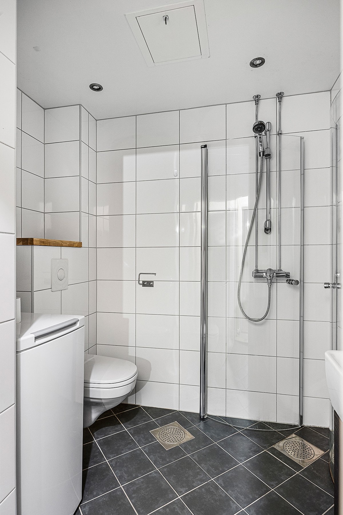 Badet er utstyrt med elektriske varmekabler i gulv og downlights. Galleribilde