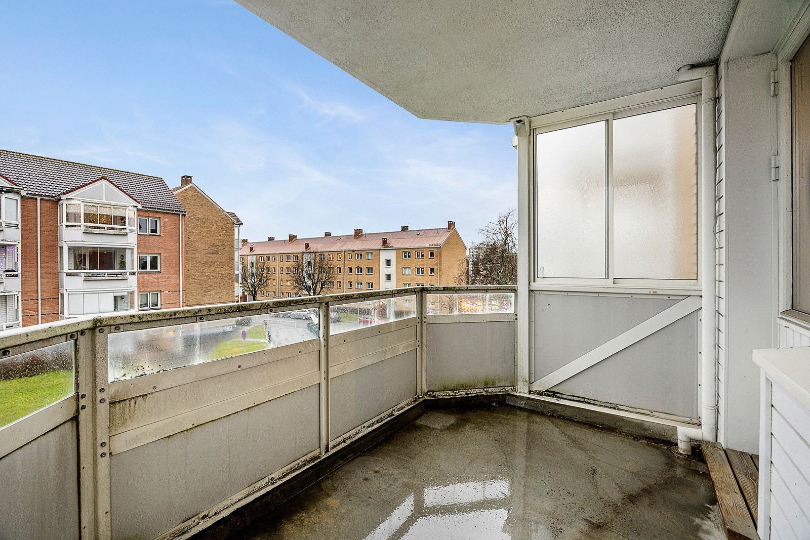 Utgang fra stue til sydøstvendt balkong på ca. 7 m². Balkongen har plass til sittegruppe og utemøbler. Galleribilde