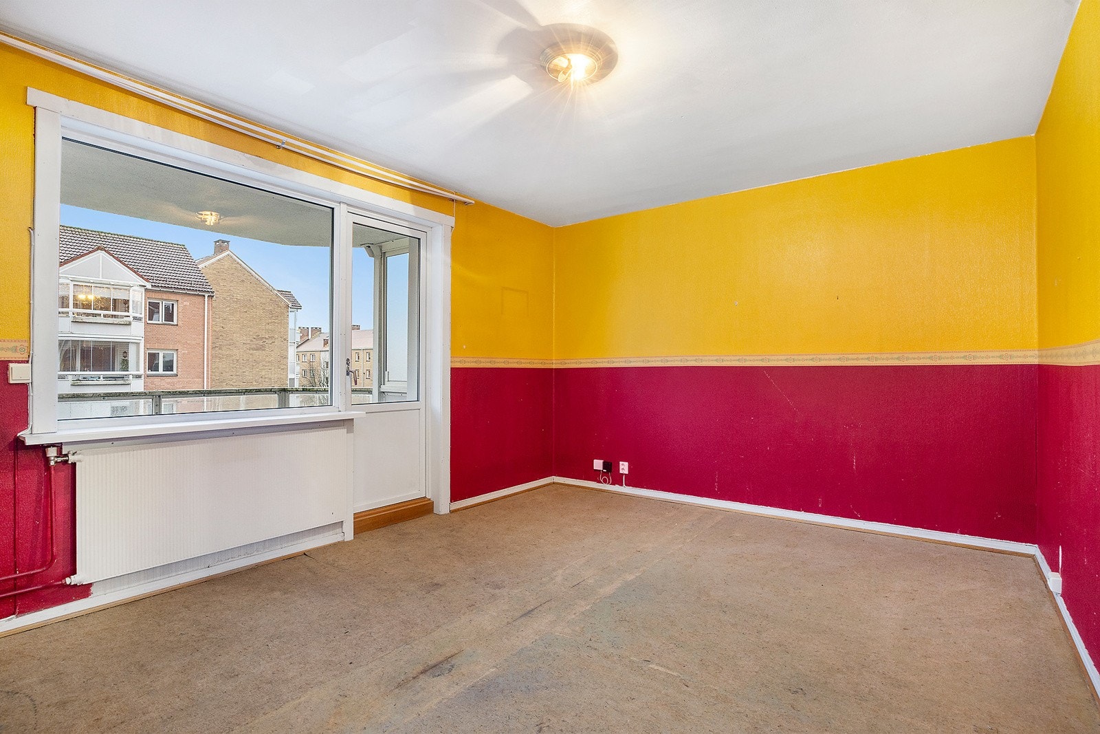 Boligen har et moderniseringsbehov, men gir et godt utgangspunkt for å skape et fint hjem med egne tilpassning. Galleribilde