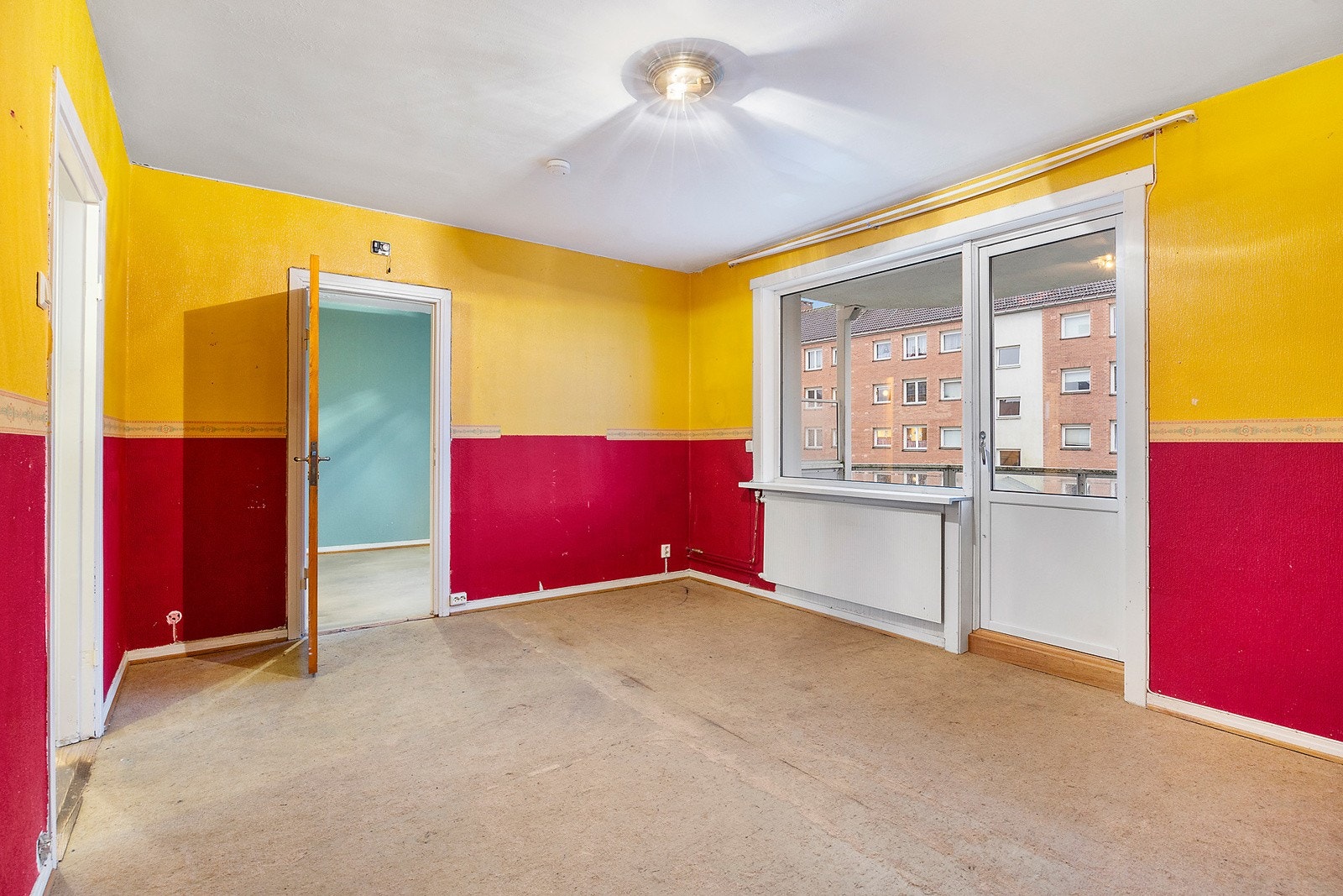 Store vindusflater gir godt med naturlig lys og bidrar til en luftig romfølelse. Galleribilde