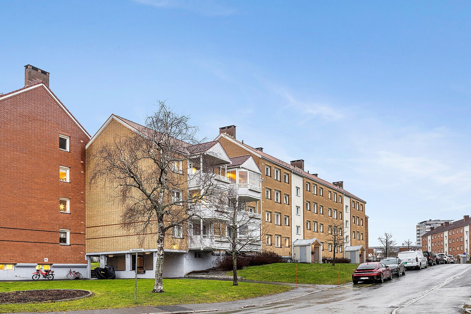 Leiligheten ligger i et etablert og barnevennlig boligområde med grønne fellesarealer og lekeplass rett ved. Galleribilde