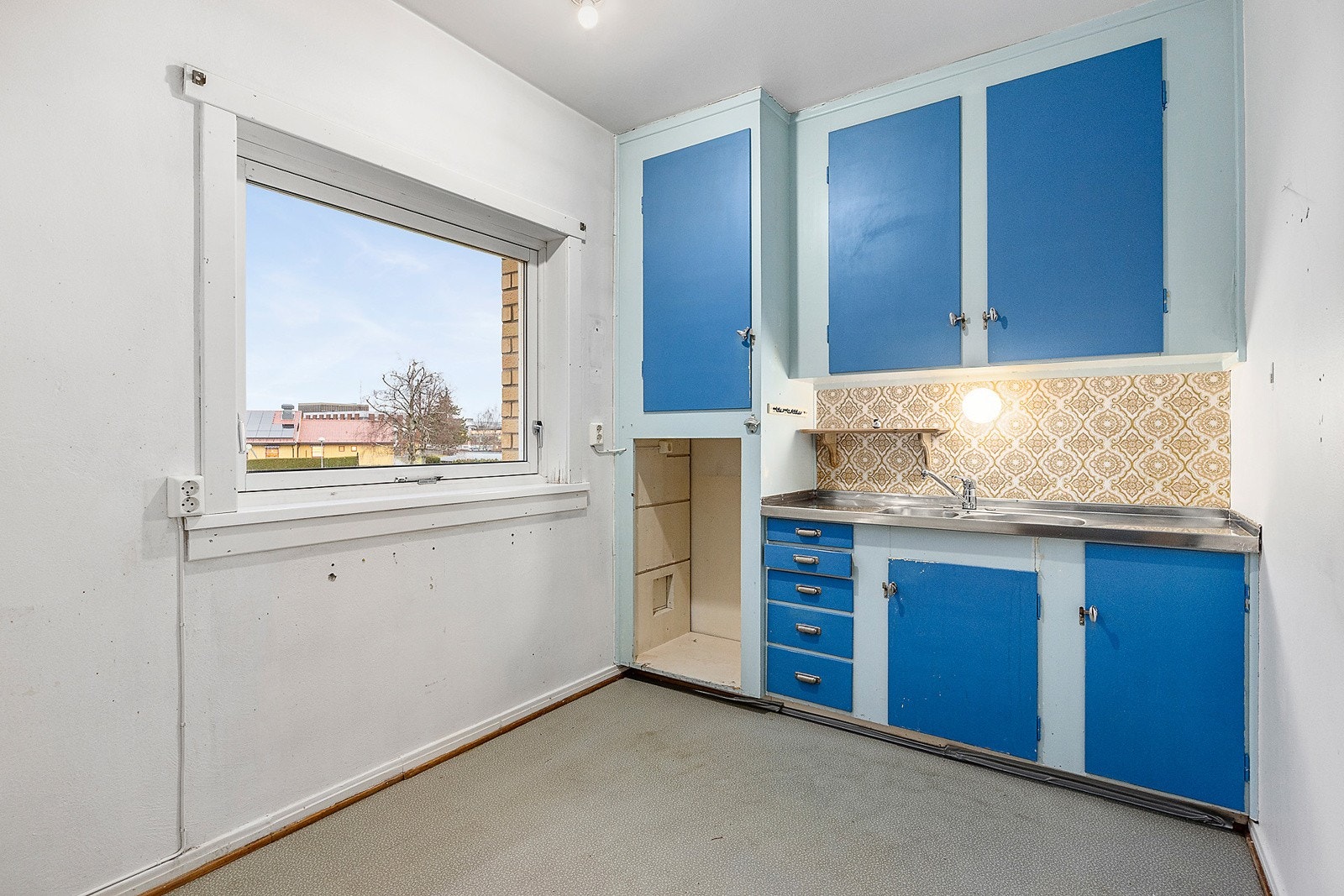 Kjøkkenet har moderniseringsbehov, men gir gode muligheter for oppgradering etter egne ønsker. Galleribilde